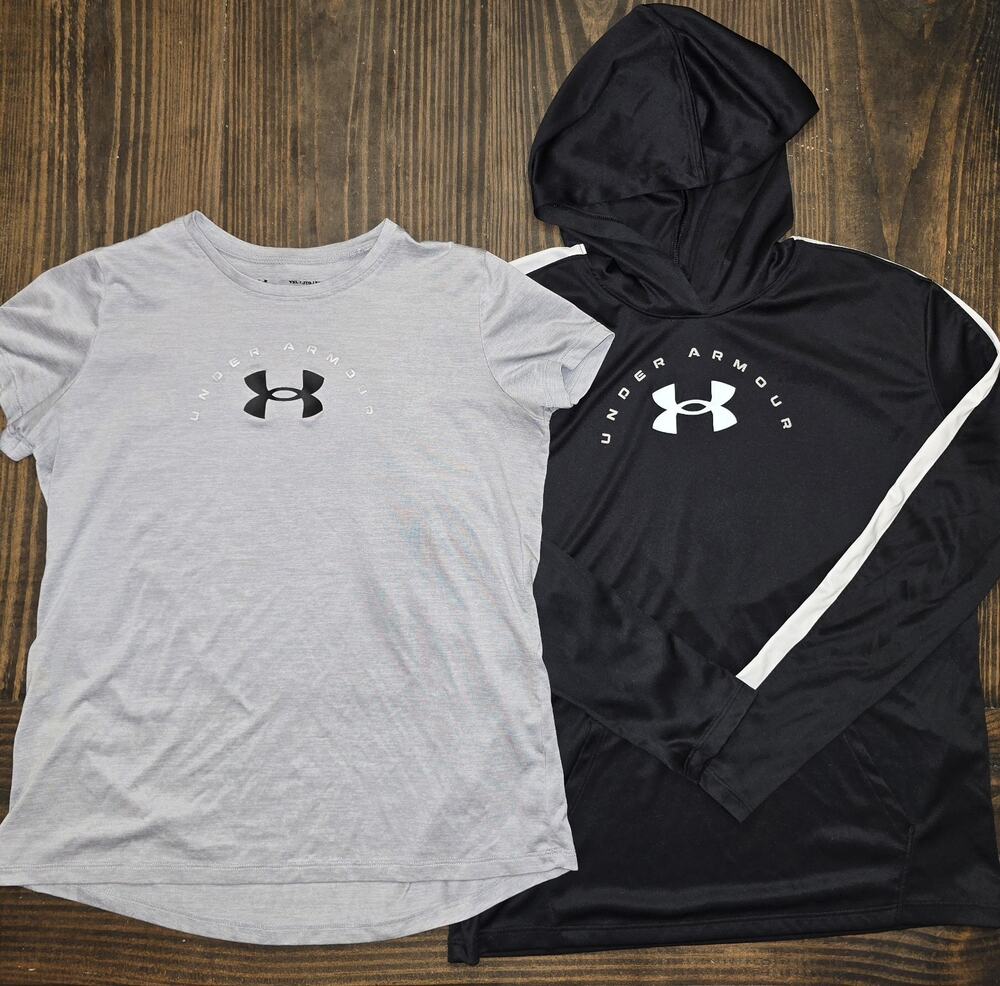 2-piece Under Armour Lot Girls YXL Tech Graphic Hoodie (Black), T-SHIRT (Gray)
